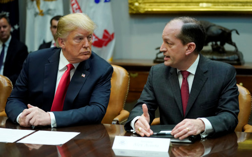 Дональд Трамп и Алекс Акоста