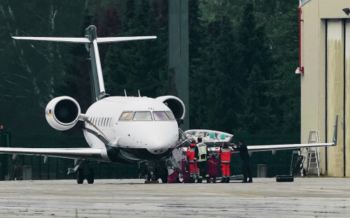 Специальный медицинский самолет Bombardier Challenger 604 с Алексеем Навальным на борту во время прибытия в берлинский аэропорт