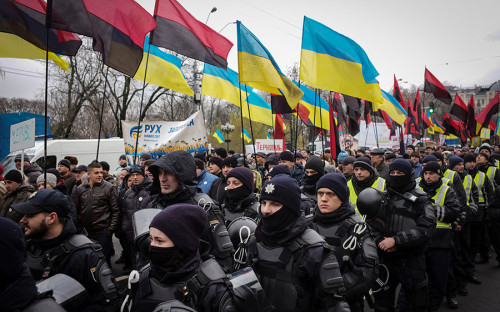 Участники марша в оцеплении полиции