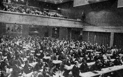 <p>Первый форум прошел в 1971 году. В нем участвовали только страны Европы, представители которых обсуждали возможность улучшения связей между компаниями и их акционерами и контрагентами. Он&nbsp;назывался Европейский симпозиум по менеджменту.</p>

<p>Форум-1972 был посвящен расширению ЕС с шести до девяти стран (к союзу&nbsp;присоединились Дания, Ирландия и Великобритания).</p>
