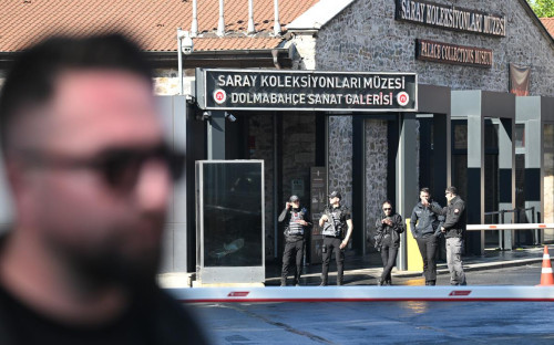 Сотрудники полиции патрулируют въезд на территорию дворца Долмабахче в Стамбуле в преддверии переговоров между делегациями России и Украины