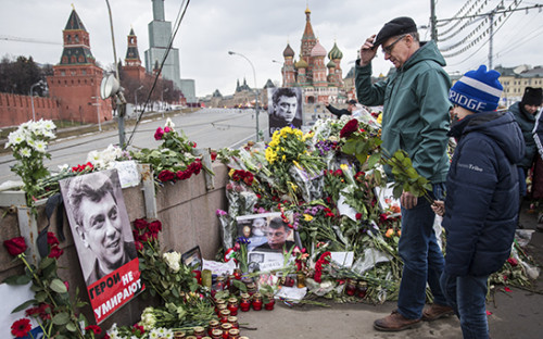 Место убийства Бориса Немцова на Большом Москворецком мосту на девятый день после трагедии