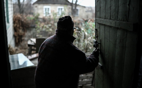 Житель&nbsp;поселка Зайцево в Донецкой области у своего дома