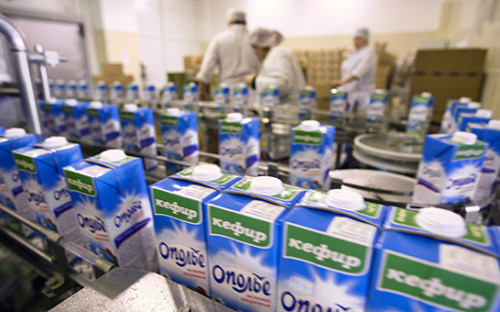 Конвейер фасовки кефира в&nbsp;одном из&nbsp;цехов молочного производства продукции &laquo;Ополье&raquo;,&nbsp;январь 2010 года
