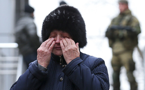 Родственница одного из шахтеров на территории шахты им. Засядько