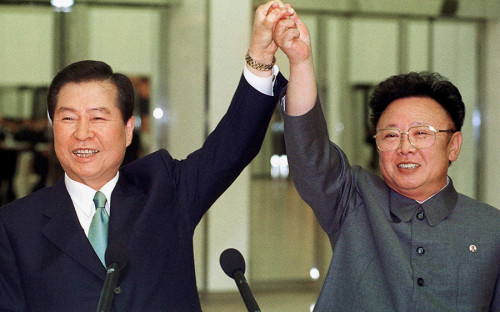 <p>В 2000 году премию мира получил бывший президент Южной Кореи <strong>Ким Дэ Чжун</strong> за &laquo;деятельность в поддержку демократии и прав человека в Южной Корее и в Восточной Азии в целом, а также за мир и примирение с Северной Кореей в частности&raquo;.</p>

<p>Ким Дэ Чжун <a href="https://www.britannica.com/biography/Kim-Dae-Jung">родился</a> в Корее в 1924 году, во время Корейской войны попал в плен к коммунистам и был приговорен к расстрелу, но смог сбежать. Политическую карьеру начал 1950-х, в 1960-е&nbsp;стал депутатом Национального собрания. В 1971 году впервые выдвинул свою кандидатуру на пост президента Южной Кореи, но проиграл, после чего подвергался преследованию. Его неоднократно арестовывали. В&nbsp;1980 оппозиционного политика приговорили&nbsp;к смертной казни (год спустя под международным&nbsp;давлением приговор смягчили).</p>

<p>В 1997 году, с четвертого раза, Ким Дэ Чжун стал президентом. Он находился на посту до 24 февраля 2003 года. Как глава&nbsp;государства занимался экономическими реформами и проводил политику смягчения напряженности в&nbsp;отношениях&nbsp;с Северной Кореей, получившую название политики &laquo;солнечного тепла&raquo;. При Ким Дэ Чжуне состоялась первая в истории встреча лидеров двух Корей, она произошла в июне 2000 года во время саммита в Пхеньяне. Позже в ходе государственного расследования выяснилось, что Ким Дэ Чжун заплатил Северной Корее около $200 млн за то, чтобы встреча состоялась.</p>