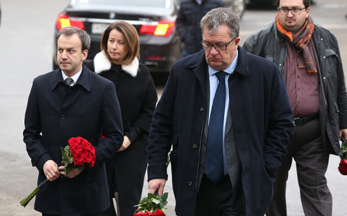 Вице-премьер Аркадий Дворкович,&nbsp;руководитель аппарата правительства Сергей Приходько (слева направо) и&nbsp;пресс-секретарь председателя правительства РФ Наталья Тимакова (слева на заднем плане)