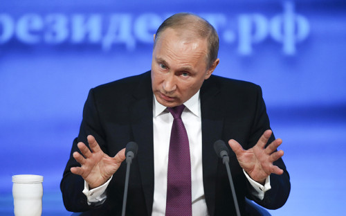 <p><span style="font-size:16px;"><strong>Владимир Путин</strong></span></p>

<p>Президент России</p>

<p></p>

<blockquote>
<p>&laquo;Упала стоимость рубля, он немножко обесценился&hellip; Но вот смотрите: раньше мы продавали товар, который стоил доллар, и получали за него 32 руб. А теперь за тот же товар получим 45 руб. Доходы бюджета увеличились, а не уменьшились&raquo;</p>
</blockquote>

<p></p>

<p>Кандидат экономических наук (тема диссертации &ndash; &laquo;Стратегическое планирование воспроизводства минерально-сырьевой базы региона&hellip;&raquo;) Владимир Путин <a href="http://tass.ru/opinions/top-officials/1589319?page=3">объяснил</a>, что бюджет от падения курса рубля только выиграет.</p>