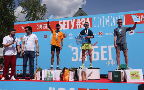 Ринас Ахмадеев (второе место), Владимир Никитин (первой), Алексей Реунков (третье) после Всероссийского полумарафона &laquo;ЗаБег.РФ&raquo;