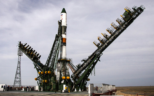 Ракета-носитель «Союз» с грузовым космическим кораблем «Прогресс» перед стартом с космодрома Байконур. Архивное фото