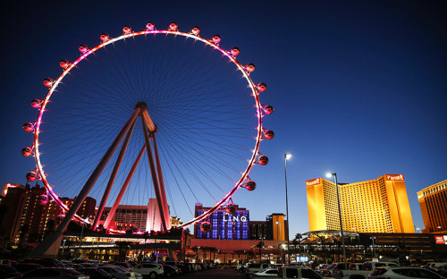 <p>С марта 2014 года самым высоким (167,5 м) и&nbsp;самым дорогим ($180 млн) колесом в&nbsp;мире является High Roller в&nbsp;Лас-Вегасе. Оно располагается рядом&nbsp;с&nbsp;тремя известными казино: Caesars Palace, Flamingo Las Vegas и&nbsp;The Quad Resort &amp; Casino.</p>
