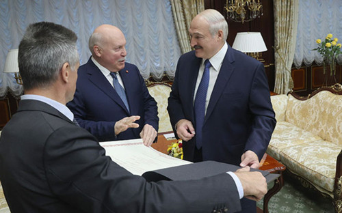 Дмитрий Мезенцев и Александр Лукашенко (справа)