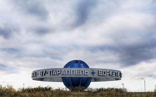 Знак &laquo;Воркута 67 параллель&raquo; на развязке &laquo;аэропорт&nbsp;&mdash; вокзал&raquo; в Воркуте