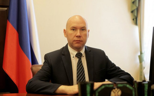 <p>ФСБ <a href="https://www.rbc.ru/politics/05/07/2019/5d1f3fd39a7947df076ecd16">задержала</a> Александра Воробьева по подозрению в госизмене 5 июля 2019 года. О том, что он занимает пост помощника полпреда в Уральском федеральном округе Николая&nbsp;Цуканова, сам подозреваемый сообщил на заседании Лефортовского суда. Воробьев был назначен на эту должность в 2018 году, а до этого работал в правительстве Калининградской области и был федеральным инспектором в Карелии.&nbsp;Имеет чин действительного&nbsp;государственного&nbsp;советника третьего класса.</p>

<p>Место и обстоятельства задержания Воробьева ФСБ не сообщала. Суд отправил его под арест</p>
