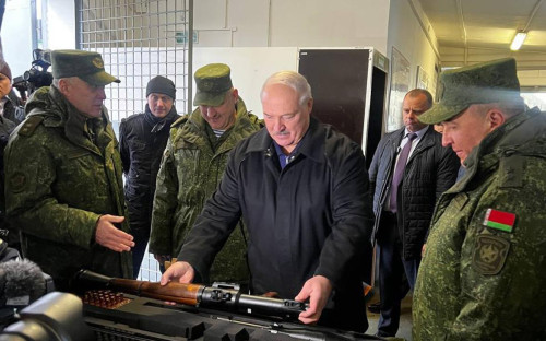 Александр Лукашенко (в центре)