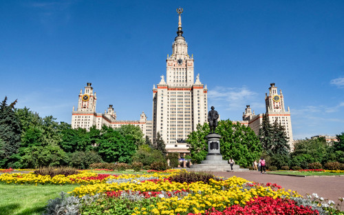 Вид на Главное здание Московского государственного университета (МГУ) им. М.В. Ломоносова