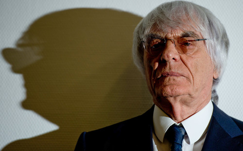 <p>Бернард Экклстоун родился 28 октября 1930 года в&nbsp;деревне Сент-Питер-Саут-Элмем на&nbsp;востоке Великобритании. После окончания школы вместе с&nbsp;Фредом Комптоном основал фирму Compton&amp;Ecclestone, занимавшуюся торговлей мотоциклами.</p>
