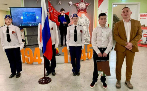 Амир Абачев (второй справа)