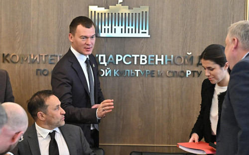 Михаил Дегтярев (в центре)