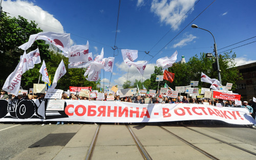 Участники шествия и митинга против сноса пятиэтажек в Москве