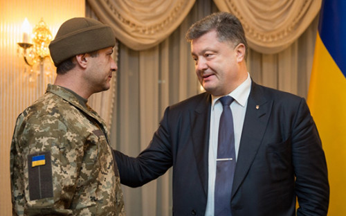 Президент Петр Порошенко&nbsp;во время &nbsp;встречи&nbsp;&nbsp;с начальником отделения разведки 81-й десантно-штурмовой бригады Вооруженных сил Украины Андреем Гречановым,&nbsp;которого обменяли на &laquo;российского майора&raquo; Владимира Старкова
&nbsp;