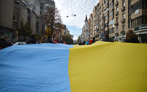 Киевляне с национальным флагом на улицах города