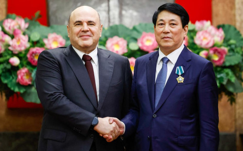 <p>Михаил Мишустин и Фам Минь Тинь</p>