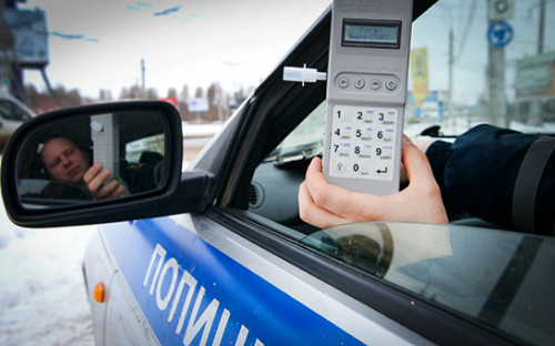 Сотрудник ГИБДД демонстрирует готовый к работе алкотестер