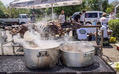 <p>В мае президент Сербии&nbsp;Александр Вучич <a href="https://www.rbc.ru/society/06/05/2021/60930fb69a7947f7b7da320e">пообещал</a> 3 тыс. динаров (около &euro;25, или $30) всем, кто привьется от COVID-19 до конца месяца, &mdash; полностью или хотя&nbsp;бы первым компонентом вакцины. Ресторан &laquo;Библиотека близ Милютина&raquo; в городе Крагуевац не только организовал пункт вакцинации в одном из своих залов, но и бесплатно <a href="https://www.reuters.com/world/europe/serbian-diner-thanks-those-getting-covid-shots-with-plates-roast-meat-2021-05-04/">угощал</a> всех привившихся посетителей мясом быка на вертеле</p>