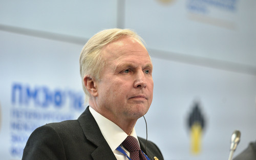 <p><strong>Роберт Дадли</strong>, гендиректор BP и&nbsp;член совета директоров &laquo;Роснефти&raquo;</p>

<p>Мы по-прежнему верим, что&nbsp;нефтяной рынок достигнет баланса спроса и&nbsp;предложения во&nbsp;второй половине этого года. Я не&nbsp;ожидаю серьезных изменений цены на&nbsp;нефть, я думаю, что&nbsp;в&nbsp;конце года она будет стоить около&nbsp;$50 за&nbsp;баррель.</p>

<p>ОПЕК играла важную роль в&nbsp;прошлом, сейчас ее не&nbsp;выполняет. Вся индустрия пересматривает структуру расходов, принимает оздоровляющие изменения.</p>

<p>У российского нефтегазового сектора есть уникальные сильные стороны: феноменально большая ресурсная база, большая жизнеспособность энергетического сектора. Добыча нефти растет уже семь лет подряд. На&nbsp;1,2% она выросла в&nbsp;прошлом году.</p>

<p>Я думаю, что&nbsp;большинство людей забывают, что&nbsp;от&nbsp;колебания курса рубля структура затрат отрасли также&nbsp;меняется, а&nbsp;доход исчисляется по-прежнему в&nbsp;долларах, поэтому это очень здоровая отрасль [в России]. И этой отрасли приходится работать в&nbsp;условиях санкций.</p>

<p>Но здесь есть уникальная комбинация: очень хорошо развита инфраструктура, которая позволяет быстро поставлять нефть на&nbsp;рынки, производственные затраты в&nbsp;России&nbsp;&mdash;&nbsp;сейчас $2,1 за&nbsp;баррель&nbsp;&mdash;&nbsp;это лучше, чем&nbsp;где-либо в&nbsp;мире. Я считаю, что&nbsp;все это хорошо сработает в&nbsp;то&nbsp;время, когда&nbsp;отрасль проходит через&nbsp;очередной этап товарного цикла. Такое уже случалось, и&nbsp;каждый раз&nbsp;мы думаем, что&nbsp;этот этап будет продолжительным.</p>
