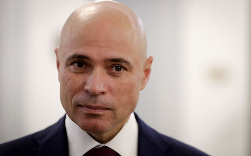 <p>В мае 2020 года в одном из Telegram-каналов появилась запись разговора губернатора Липецкой области Игоря Артамонова и мэра Липецка Евгении Уваркиной о применении в липецком парке специальной техники для дезинфекции, &laquo;способствующей разгону людей&raquo;. &laquo;Вы должны работать с максимальным эффектом. Вот эта страшная штука должна способствовать разгону людей, [чтобы они думали]: &laquo;Ай-ай-ай, ой-ой-ой, сейчас нас, как клещей, потравят&raquo;,&nbsp;&mdash; говорит глава региона. Затем он просит обрабатывать места наибольшего скопления людей. В качестве примера Артамонов привел площадь возле рынка. В ответ, как следовало из записи, мэр Липецка Евгения Уваркина предложила обработать набережную, где &laquo;постоянно тусуются&raquo;. &laquo;Выделите точки, где собирается публика&raquo;,&nbsp;&mdash; ответил Артамонов. &laquo;А вдруг полягут?&raquo;&nbsp;&mdash; спросила Уваркина. &laquo;Тогда привлекут&raquo;,&nbsp;&mdash; сказал Артамонов.</p>

<p>В пресс-службе губернатора Липецкой области подтвердили подлинность разговора, но назвали слова главы региона вырванными из контекста. Сам Артамонов <a href="https://www.rbc.ru/society/08/05/2020/5eb5553a9a79471c7051a271?from=from_main">назвал</a>​ запись попыткой опорочить власть и его лично<br />
&nbsp;</p>
