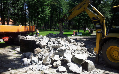 <p>В июле 2014 года в городе Лиманове на юге Польши снесли памятник советским воинам, так как &laquo;внешний вид монумента портил парковый ландшафт&raquo;. В МИД России снос памятника <a href="http://www.mid.ru/audio/-/asset_publisher/OKaclawz2ZSh/content/id/678550">назвали</a> &laquo;кощунственной акцией&raquo;, а также добавили, что расценивают это как развязывание &laquo;войны памятников&raquo;.</p>
