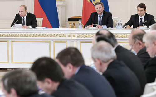 Президент РФ Владимир Путин, руководитель администрации президента РФ Сергей Иванов и помощник президента РФ Игорь Левитин (слева направо на дальнем плане) в Кремле на заседании Государственного совета РФ по вопросам развития малого и среднего предпринимательства