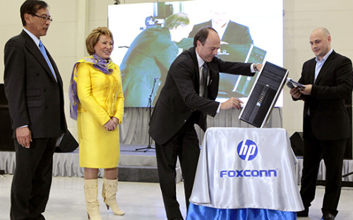 Церемония запуска завода по сборке персональных компьютеров компаний Hewlett-Packard и Foxconn под Санкт-Петербургом. Фото апрель, 2010 г.