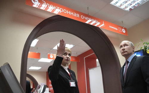 Владимир Путин во время посещения городского многофункционального центра в Великом Новгороде