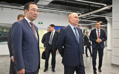 Айсен Николаев и Владимир Путин во время осмотра выставки IT и креативной индустрии на территории креативного кластера &laquo;Квартал труда&raquo;,&nbsp;Якутск