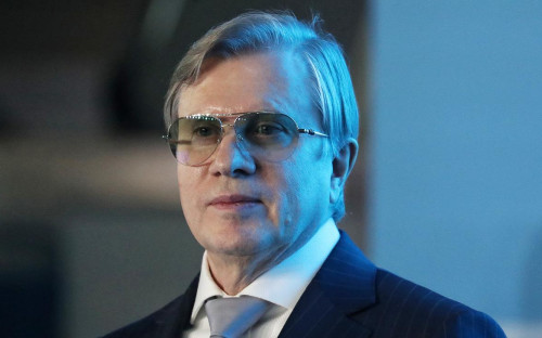 <p>Виталий Савельев</p>