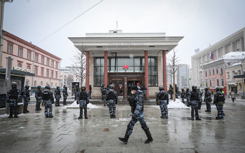 <p>Еще с утра были закрыты несколько центральных станций метро и часть улиц. На фото&nbsp;&mdash; станция метро &laquo;Чистые пруды&raquo;, ее закрывать не стали</p>
