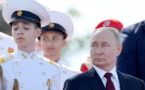 Владимир Путин (справа)