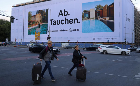 В Airbnb сравнили спрос на путешествия с покупкой сумки Fendi