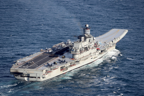 Единственный авианесущий крейсер в составе Военно-морского флота России. Построен, как и «Ляонин», Черноморским судостроительным заводом в Николаеве. Был спущен на воду в 1987 году, его длина — 306 м, ширина — 71 м. Экипаж состоит из 1980 человек. В авиационную группу входят 50 самолетов и вертолетов.
Крейсер принимал участие в военной операции России в Сирии. По подсчетам РБК, стоимость похода корабля составила от 7,5 млрд до 10 млрд руб. В апреле 2018 года был подписан контракт на ремонт судна, который должен закончиться в 2020 году.
Как рассказал Business Insider старший научный сотрудник Центра военно-морских исследований Дмитрий Горенбург, основная проблема авианосца заключается в двигательной системе, которую он назвал ненадежной