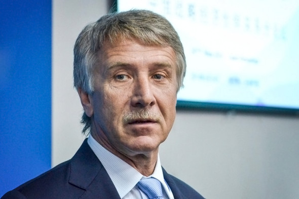 Совладелец НОВАТЭКа и «Сибура» Леонид Михельсон
Состояние, $ млрд.: 14,4 (+2,7)*
Место в рейтинге: 1 (4)*
Основа состояния Михельсона — пакет акций НОВАТЭКа (24,8%), «Сибура» (43,2%). Своему первенству в рейтинге Forbes в этом году бизнесмен обязан переоценкой акций «Сибура»: в прошлом году для сделки с китайской Sinopec эта компания была оценена в $13,4 млрд.
* здесь и далее в скобках указано изменение состояние по сравнению с 2015 годом и место в рейтинге в 2015 году