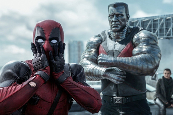 «Дэдпул»
Фильм кинокомпании 20th Century Fox — пародия на классические фильмы про супергероев, но при этом может стать одним из самых кассовых фильмов в этом жанре. Главный герой в исполнении Райана Рейнольдса обладает только одной суперспособностью — регенерацией, зато много и часто скабрезно шутит и разговаривает со зрителем.
Перед выпуском фильма 20th Century Fox провела масштабную маркетинговую кампанию. К примеру, Райан Рейнольдс в костюме Дэдпула продавал еду во время самого популярного спортивного мероприятия в США — матча за Суперкубок по американскому футболу. Кроме того, актер проехал по нескольким странам с презентацией фильма. В России он сходил на телешоу «Вечерний Ургант», устроил фотосессию на Красной площади и пошутил про хачапури на пресс-конференции.
Директор по маркетингу «Двадцатый век Фокс Россия» Николай Борунков объяснил РБК, что «Дэдпул» показал такие результаты в России не только из-за активной маркетинговой кампании:
«Во-первых, у аудитории возникла некоторая усталость от просмотров традиционных супергеройских историй, а «Дэдпул» — их антипод, это очень нетипичный персонаж. На наш взгляд, он близок российскому зрителю, потому что он остроумный и с иронией преодолевает все сложности, которые происходят в его жизни. Наверное, во многом это характеризует и нашего человека. Так что это персонаж на злобу дня».
В картине много нецензурной лексики, насилия и обнаженных сцен — из-за всего этого она получила в Америке одну из самых строгих маркировок, R (дети до 17 лет смотрят фильм в сопровождении родителей), а в России — 18+. При этом в Америке «Дэдпул» побил рекорд первого уик-энда среди фильмов с маркировкой R