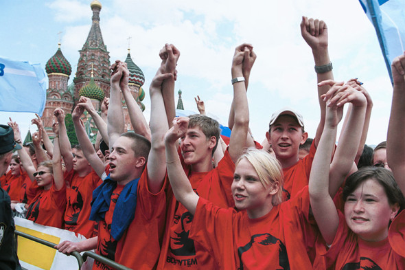 7 мая 2001 года

В день годовщины инаугурации Владимира Путина на пост президента России &laquo;Идущие вместе&raquo; провели на Васильевском спуске массовую акцию, получившую название &laquo;Идущие вместе&raquo; с президентом&raquo;.