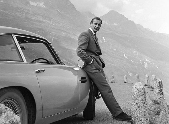 1964 год. Шон Коннери у автомобиля Бонда Aston Martin DB5