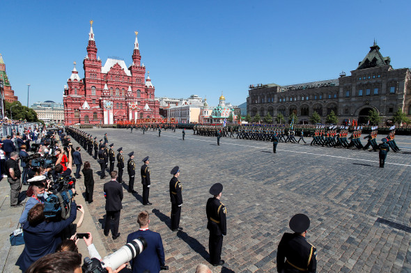 В параде приняли участие более 13 тыс. военнослужащих