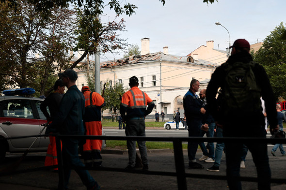 Поврежденная беспилотником крыша дома на Комсомольском проспекте