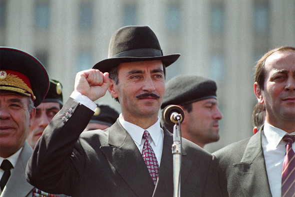 21 апреля 1996 года в районе села Гехи-Чу в Чечне российские спецслужбы поймали сигнал от спутникового телефона лидера самопровозглашенной Чеченской республики Ичкерия Джохара Дудаева. В воздух были подняты самолеты с самонаводящимися ракетами, настроенными на частоту мобильного телефона Дудаева.
Лидер Ичкерии был уничтожен в ночь с 21 на 22 апреля. Все детали операции по ликвидации Дудаева до сих пор засекречены. Предполагается, что он был уничтожен во время телефонного разговора с депутатом Госдумы Константином Боровым.