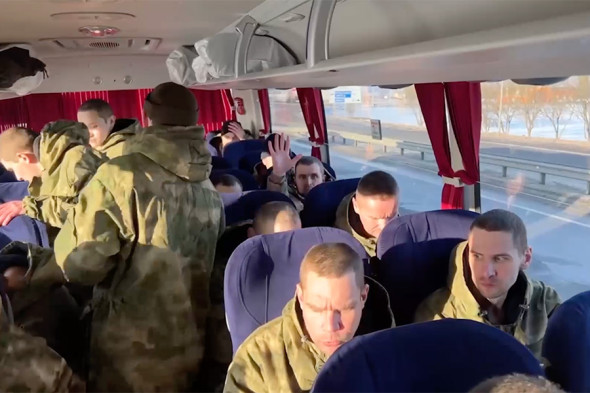 Москва и Киев провели обмен военнопленными.&nbsp;Минобороны&nbsp;России сообщило, что он прошел по формуле &laquo;195 на 195&raquo;. Президент Украины Владимир&nbsp;Зеленский&nbsp;заявил, что Киев вернул 207 человек.

Посредническое гуманитарное участие в возвращении российских военнослужащих приняли власти ОАЭ, рассказали в&nbsp;Минобороны. По оценке депутата Госдумы, представителя парламентской координационной группы по вопросам военной операции&nbsp;Шамсаила&nbsp;Саралиева, за январь в общей сложности удалось вернуть 443 российских военных. Обмен, состоявшийся 31 января, он назвал &laquo;самым большим&raquo;.

Обмен стал первым после крушения Ил-76 в Белгородской области, где погибли в том числе украинские пленные. Москва заявила, что самолет был сбит ВСУ&nbsp;ракетой, запущенной из Харьковской области.&nbsp;Президент Владимир Путин заявил, что Россия не станет останавливать обмены после произошедшего. &laquo;Нам своих ребят надо забрать&raquo;,&nbsp;&mdash; отметил он.

По оценке главы государства, в России находятся тысячи пленных, у Украины&nbsp;&mdash; десятки.