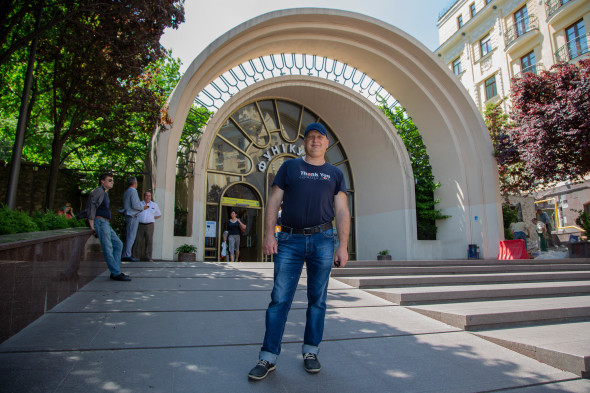 «Ожидаю от Зеленского в первую очередь, что он поломает всю эту старую систему, коррупцию. Суды станут справедливыми. Начнут люди возвращаться из-за границы, и все будет хорошо. Среди всех президентов, которые были, Зеленский, с моей точки зрения, самый простой человек. Общается с людьми через интернет, все просто, понятно. Перед инаугурацией даже извинился. Сказал, извините, что будут перекрыты дороги.
Ему очень тяжело. Сейчас ему палки в колеса вставляют со всех сторон: и бывшая власть, и Рада. Думаю, что у него все выйдет. У него хорошая команда.
В самую первую очередь <...> надо разрушить систему «у кого деньги, тот и прав». Все должны быть равны перед законом. Это самое главное. Тогда будет все нормально»